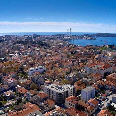 You & Me Pula With Garage Parking Екстериор снимка